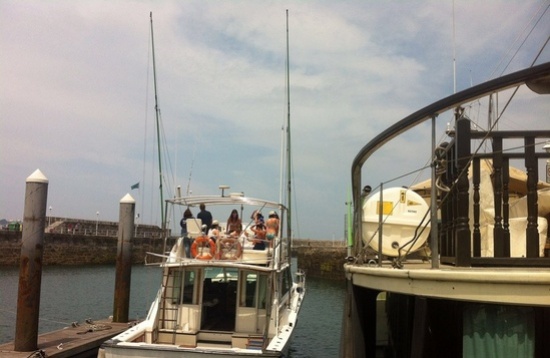 Disfruta en grupo alquilando un barco en gijón